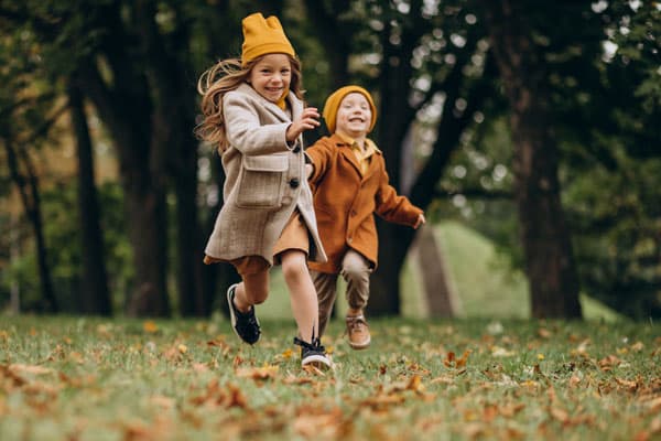 Deux âmes complices se perdent dans la beauté de l'automne dans la forêt près de Vernon, Eure. Frère et sœur explorent ensemble, riant, découvrant des trésors naturels et renforçant leurs liens familiaux. L'automne crée une toile parfaite pour leurs aventures.